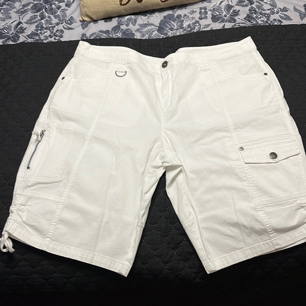 This is NEW WITH OUT TAGS.. White Style &Co shorts … many pockets